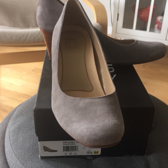 Naturalizer Wedged-Size 9.5 M width - Picture 2 of 4